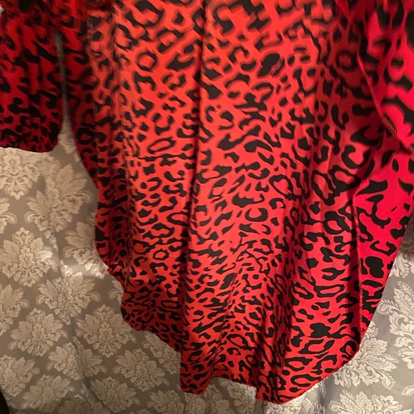 ❌SOLD❌Red Cheetah High-Low Shirt - Picture 3 of 3
